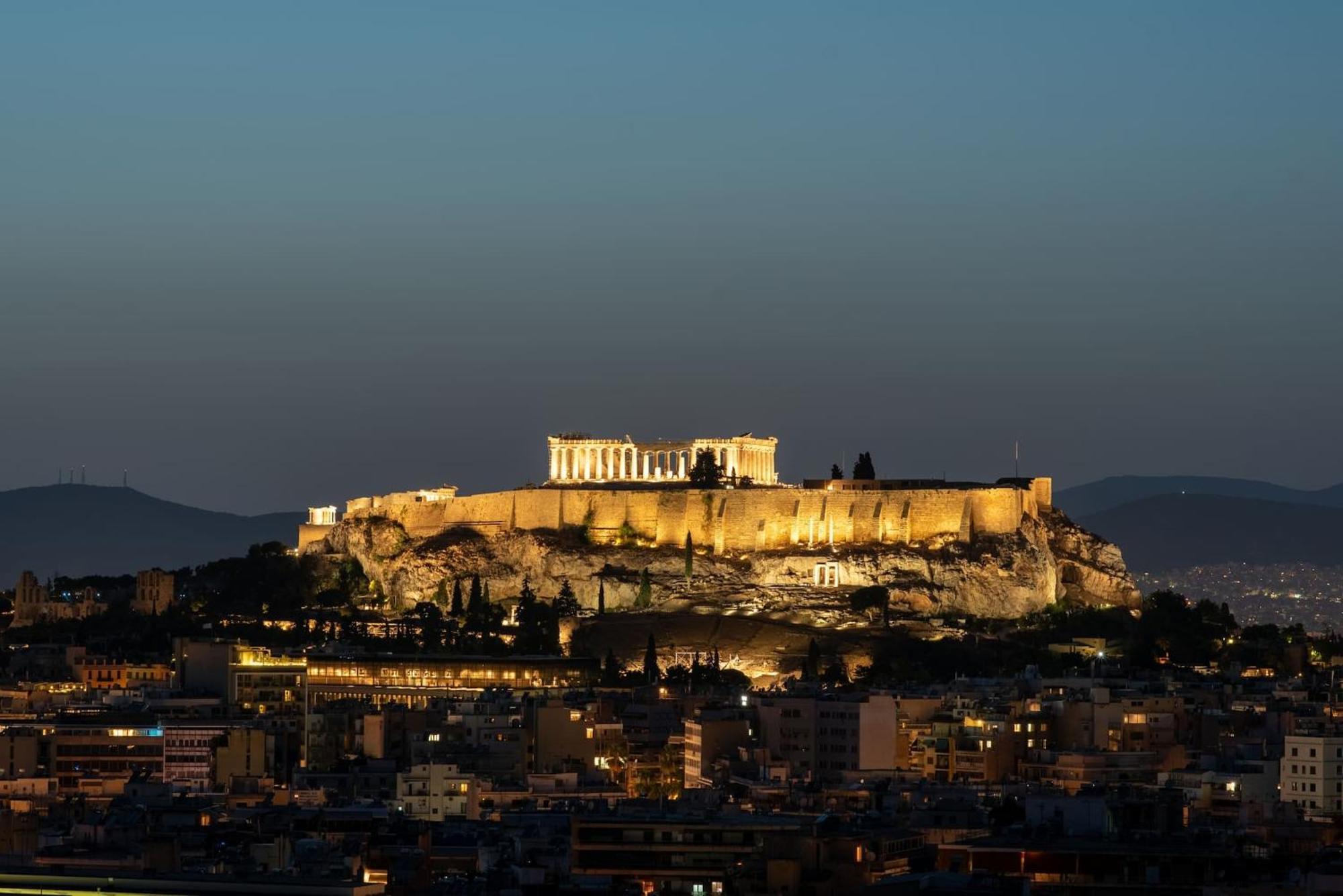Urban Apt With Stunning Acropolis View & Roofdeck Athen Exterior foto